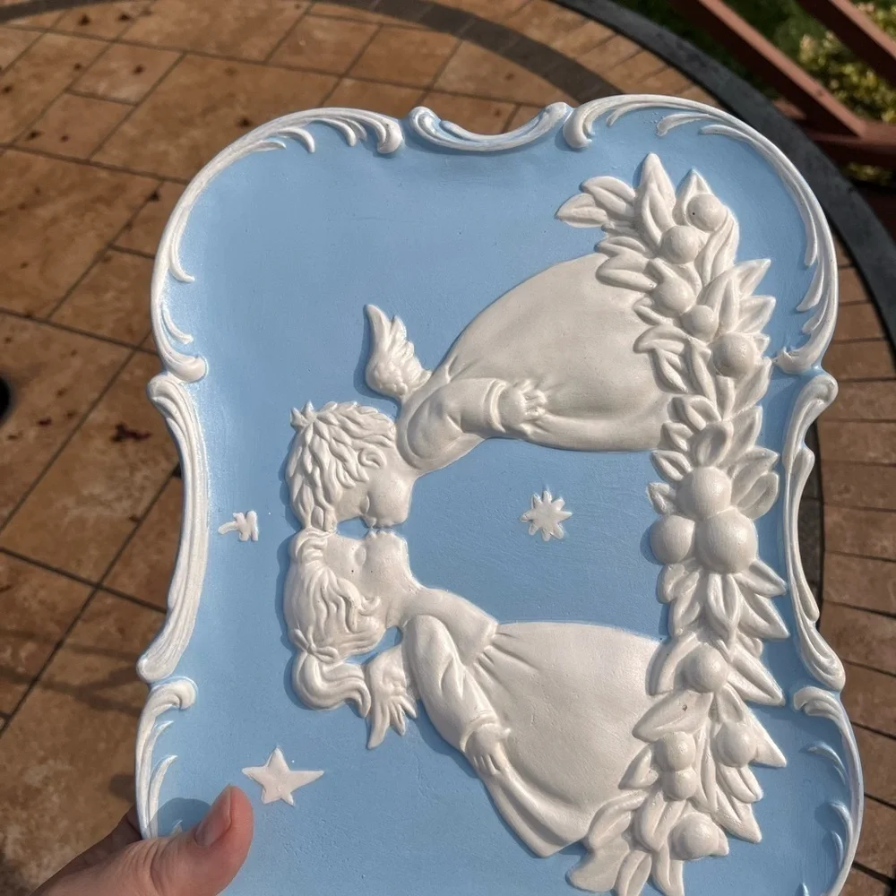 Vintage 3d embossing wall hanging, plague Angeles kissing scene